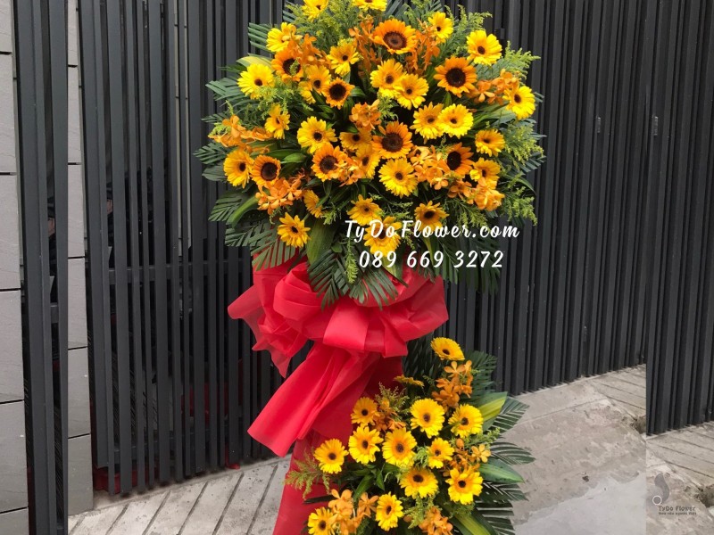 KCM01241259 KỆ HOA CHÚC MỪNG thiết kế tone màu vàng chủ đạo Hoa Hướng Dương