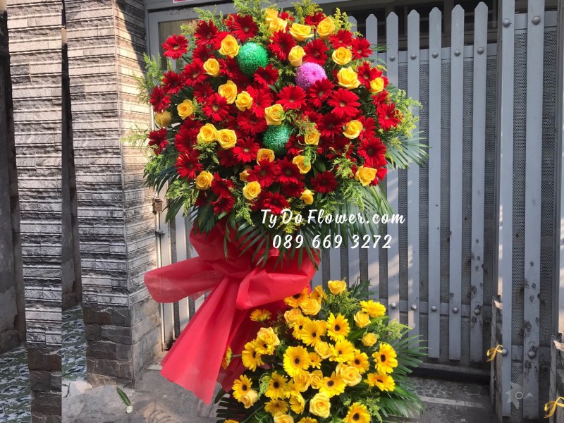 KCM01241260 KỆ HOA CHÚC MỪNG thiết kế tone màu đỏ-vàng chủ đạo Hoa Hồng Vàng, Đồng Tiền Đỏ, điểm nhấn Cúc Mẫu Đơn Xanh-Hồng