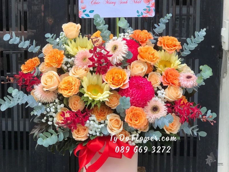 G01241266 GIỎ HOA CHÚC MỪNG SINH NHẬT thiết kế tone màu vàng-cam, điểm nhấn Cúc Mẫu Đơn Hồng