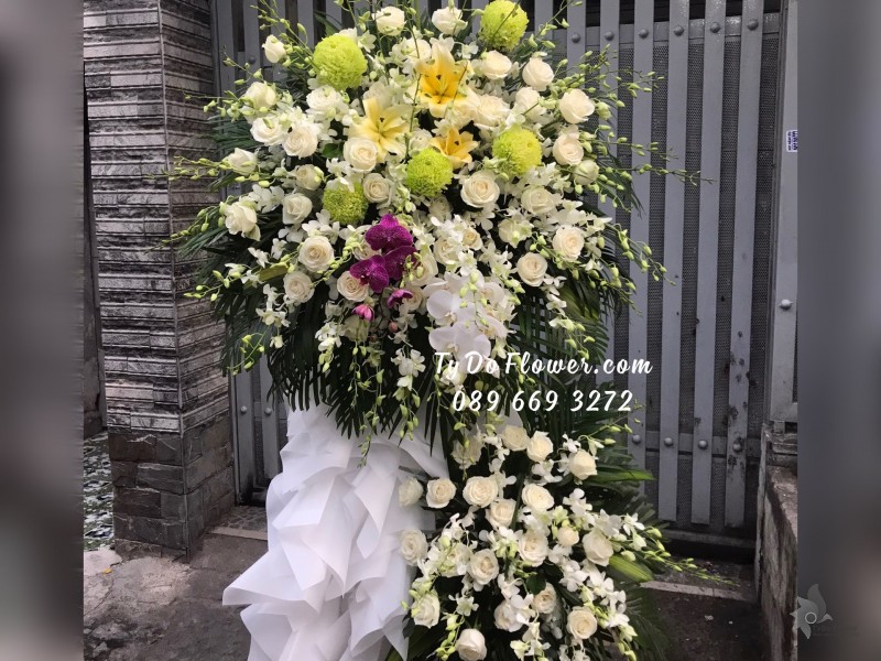 KCB01241269 KỆ HOA TANG LỄ VÒNG HOA CHIA BUỒN Hoa Kính Viếng thiết kế Hoa Hồng Trắng, điểm nhấn Cúc Mẫu Đơn Xanh, Lan Hồ Điệp