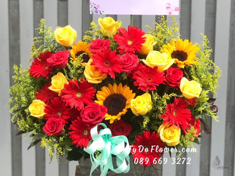 G01241271 GIỎ HOA CHÚC MỪNG SINH NHẬT thiết kế tone đỏ vàng