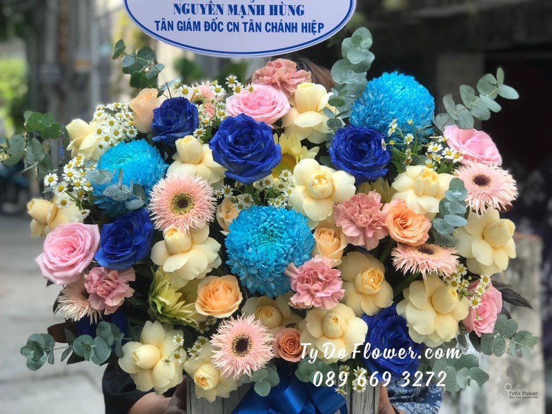 G01241272 GIỎ HOA CHÚC MỪNG TÂN GIÁM ĐỐC thiết kế tone vàng xanh, điểm nhấn Cúc Mẫu Đơn Xanh Dương