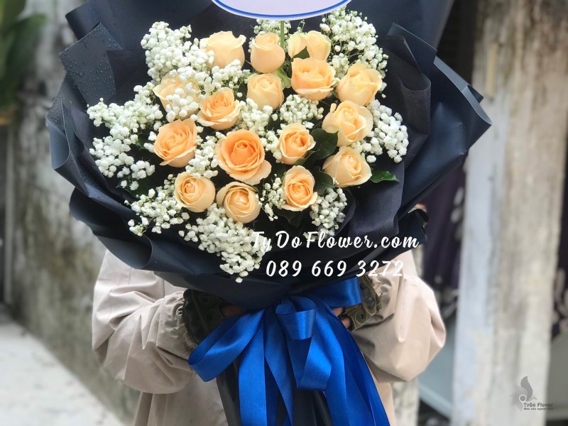 B01241273 BÓ HOA CHÚC MỪNG TÂN SRMCB Thiết Kế Hoa Hồng Cam Trứng mix Baby Trắng