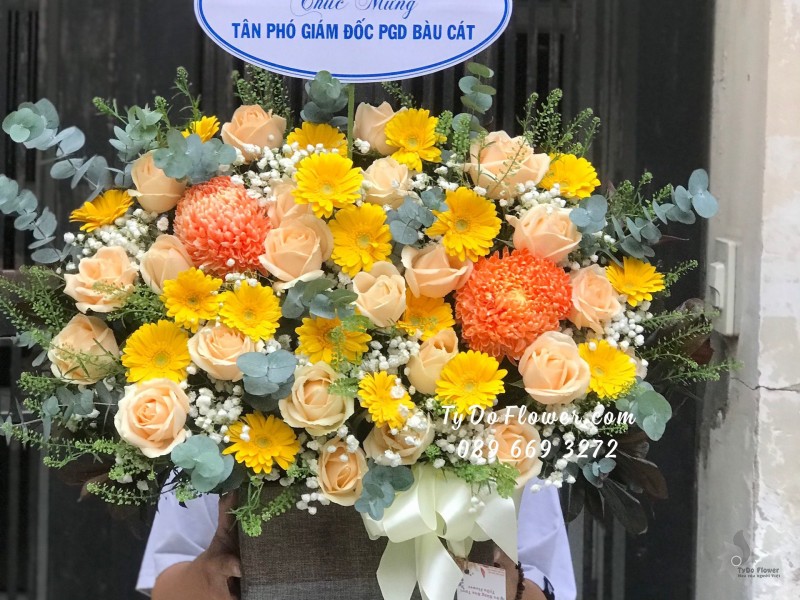 G01241276 GIỎ HOA CHÚC MỪNG TÂN PHÓ GIÁM ĐỐC thiết kế tone vàng cam, điểm nhấn Cúc Mẫu Đơn Cam