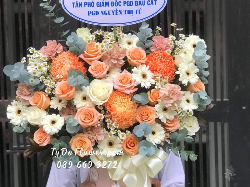 G01241278 GIỎ HOA CHÚC MỪNG TÂN PHÓ GIÁM ĐỐC thiết kế tone trắng cam, điểm nhấn Cúc Mẫu Đơn Cam