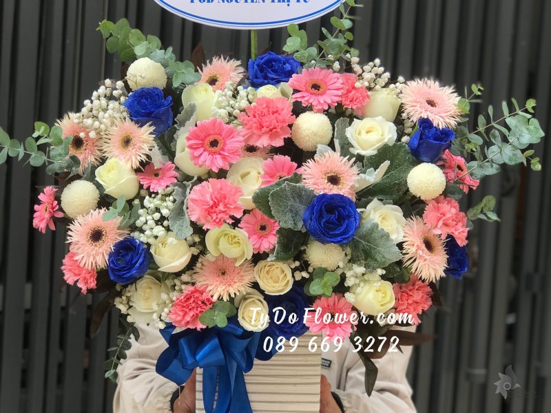 G01241281 GIỎ HOA CHÚC MỪNG TÂN GIÁM ĐỐC thiết kế tone trắng hồng xanh, điểm nhấn hoa hồng xanh dương