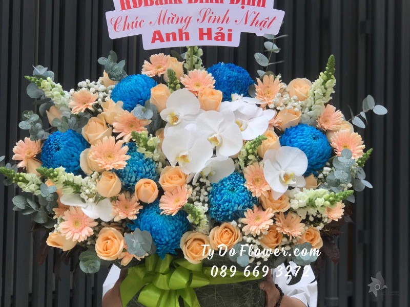 G01241282 GIỎ HOA CHÚC MỪNG SINH NHẬT thiết kế tone cam xanh, điểm nhấn Cúc Mẫu Đơn Xanh, Lan Hồ Điệp