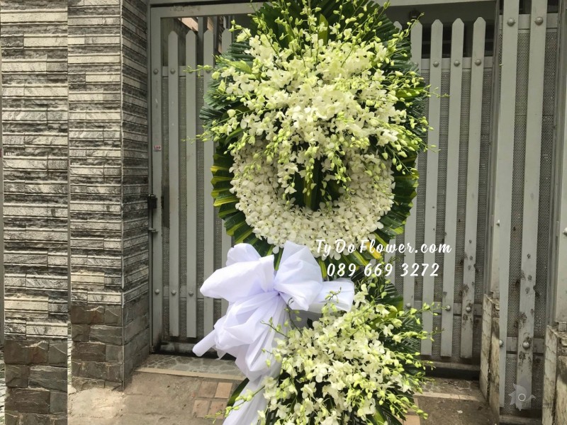 KCB01241284 KỆ HOA TANG LỄ VÒNG HOA CHIA BUỒN Hoa Thành Kính Phân Ưu thiết kế Hoa Lan Trắng