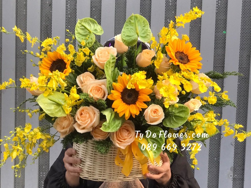 G01241286 GIỎ HOA CHÚC MỪNG thiết kế tone màu vàng, hoa hướng dương, hồng cam trứng, lan vũ nữ