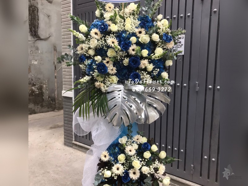 KCM01241294 KỆ HOA CHÚC MỪNG THÀNH CÔNG RỰC RỠ thiết kế tone màu trắng xanh, chủ đạo Hoa Hồng Xanh Dương