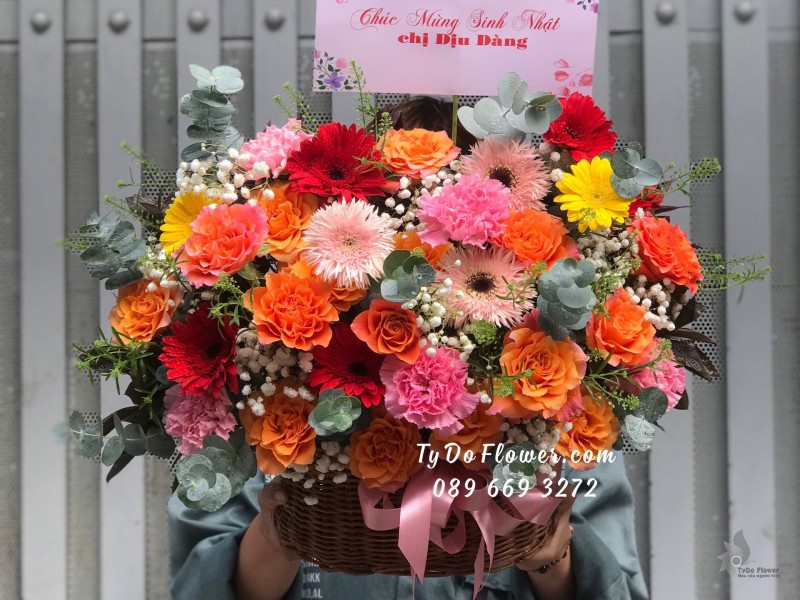 G01241296 GIỎ HOA CHÚC MỪNG SINH NHẬT thiết kế tone màu đỏ hồng cam