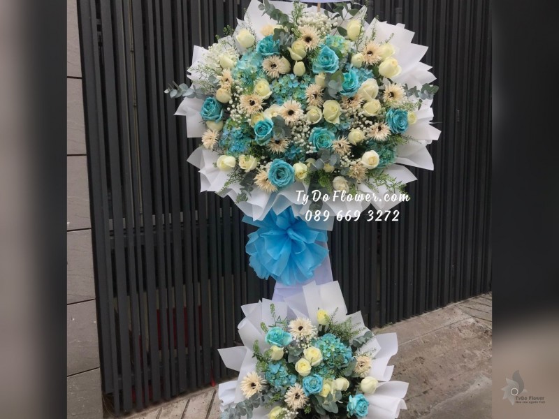 KCM01241297 KỆ HOA CHÚC MỪNG TẤT NIÊN thiết kế tone màu trắng xanh