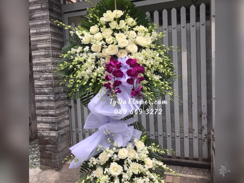 KCB01241299 KỆ HOA TANG LỄ VÒNG HOA CHIA BUỒN Hoa Kính Viếng thiết kế Hoa Lan Trắng, Hoa Hồng Trắng, Hoa Lan Hồ Điệp Tím