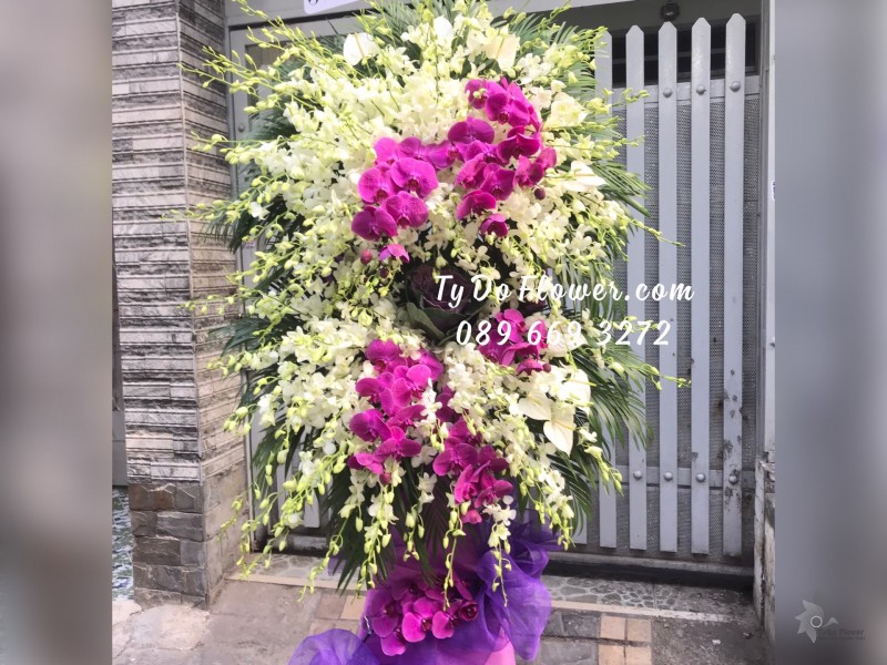 KCB01241300 KỆ HOA TANG LỄ VÒNG HOA CHIA BUỒN Hoa Thành Kính Phân Ưu thiết kế Hoa Lan Trắng, Lan Hồ Điệp Tím