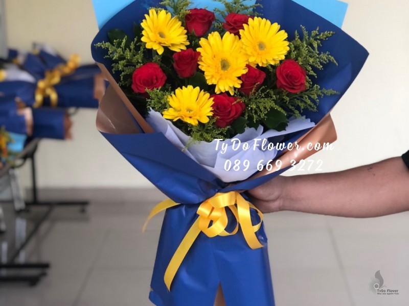 B01241302 ĐẶT TỪ 10 BÓ HOA CHÚC MỪNG Thiết Kế tone đỏ vàng tặng Đại Biểu, Hoa Sự Kiện