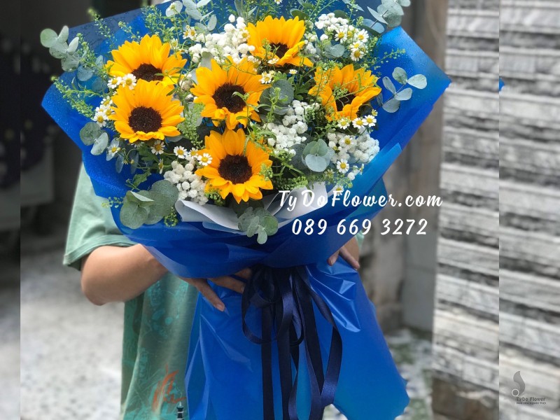 B01241305 BÓ HOA CHÚC MỪNG thiết kế Hoa Hướng Dương