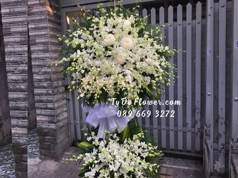 KCB01241306 KỆ HOA TANG LỄ VÒNG HOA CHIA BUỒN Hoa Kính Viếng, thiết kế Hoa Lan Trắng, Cúc Mẫu Đơn Trắng