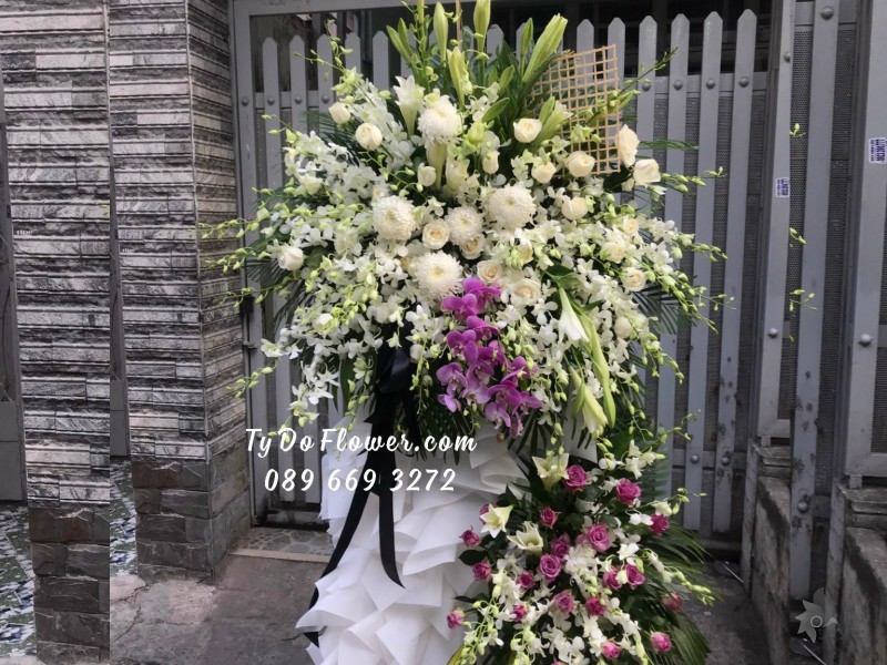 KCB01241307 KỆ HOA TANG LỄ VÒNG HOA CHIA BUỒN Hoa Kính Viếng, thiết kế tone màu Trắng Tím