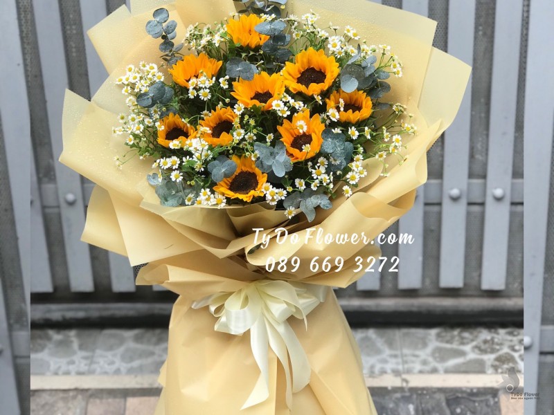 B01241309 BÓ HOA CHÚC MỪNG thiết kế Hoa Hướng Dương