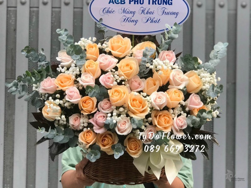 G01241312 GIỎ HOA CHÚC MỪNG KHAI TRƯƠNG HỒNG PHÁT thiết kế tone màu Pastel, giỏ hoa hồng màu hồng kem - cam trứng