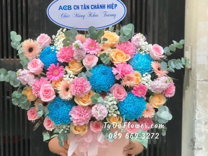 G01241313 GIỎ HOA CHÚC MỪNG KHAI TRƯƠNG thiết kế tone màu hồng cam xanh, điểm nhấn Hoa Cúc Mẫu Đơn Xanh Dương