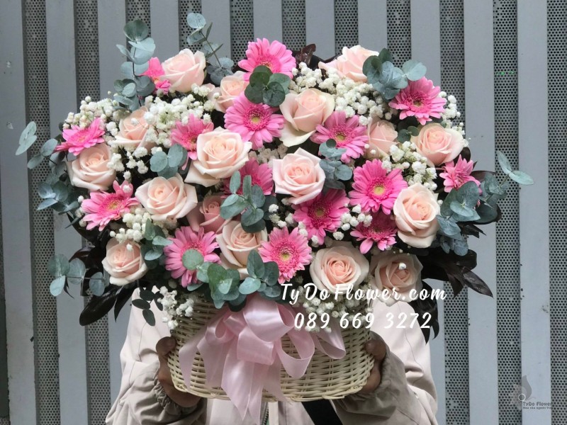 G01241316 GIỎ HOA CHÚC MỪNG thiết kế hoa màu hồng kem, đồng tiền mini hồng