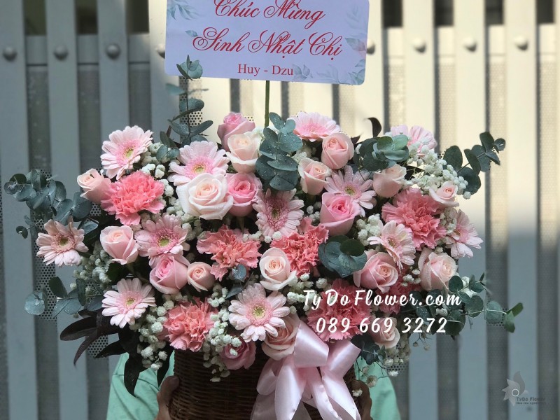 G01241319 GIỎ HOA CHÚC MỪNG SINH NHẬT thiết kế tone màu Pastel