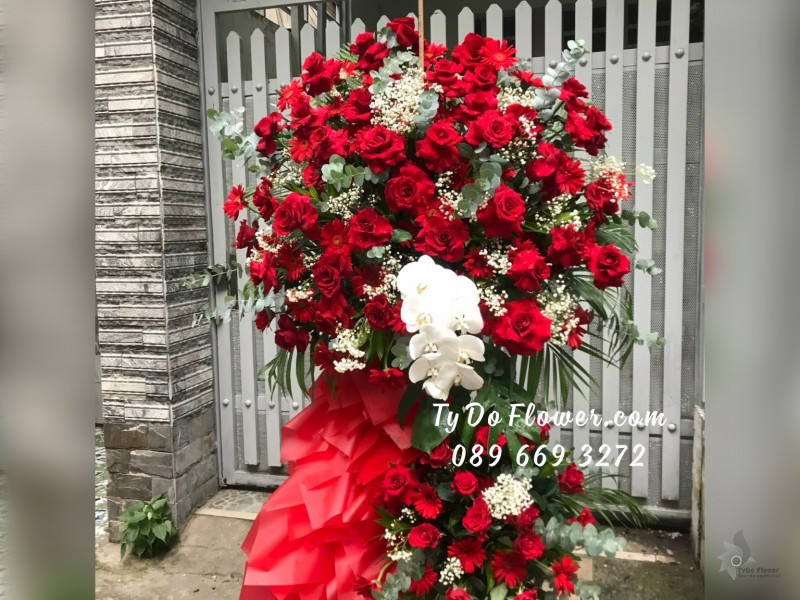 KCM01241320 KỆ HOA CHÚC MỪNG thiết kế Hoa Hồng Đỏ Ecuador, điểm nhấn Hoa Lan Hồ Điệp Trắng