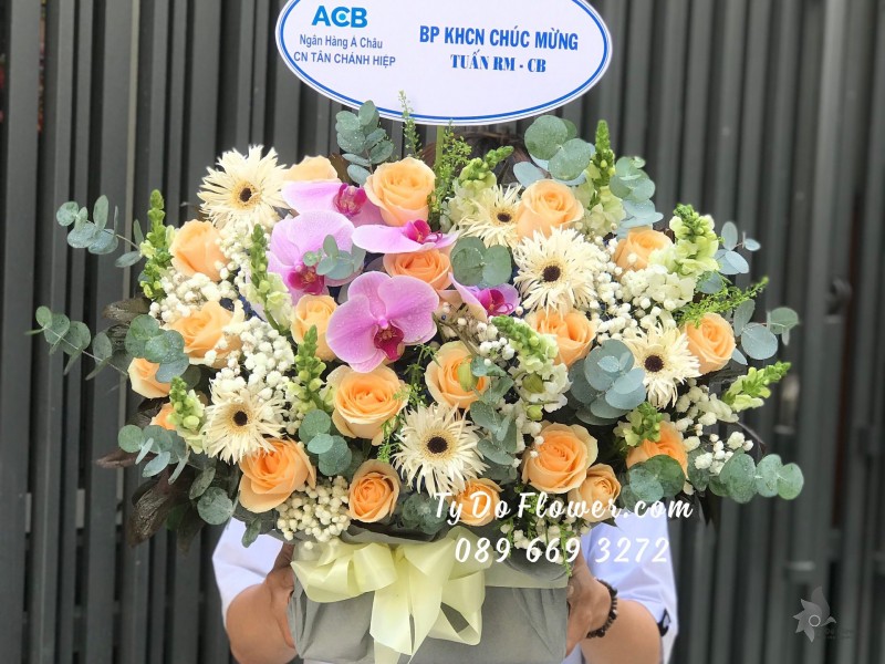 G01241321 GIỎ HOA CHÚC MỪNG thiết kế tone màu Pastel, chủ đạo hoa Hồng Cam Trứng, Đồng Tiền Tua, điểm nhấn Lan Hồ Điệp Tím