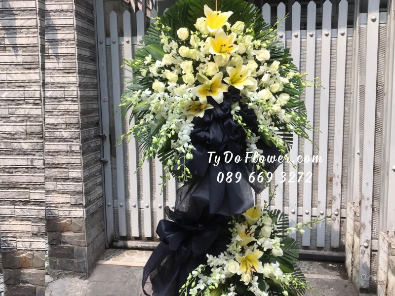 KCB02241332 KỆ HOA TANG LỄ VÒNG HOA CHIA BUỒN Hoa Kính Viếng thiết kế Hoa Hồng Trắng, Lan Trắng, Ly Vàng