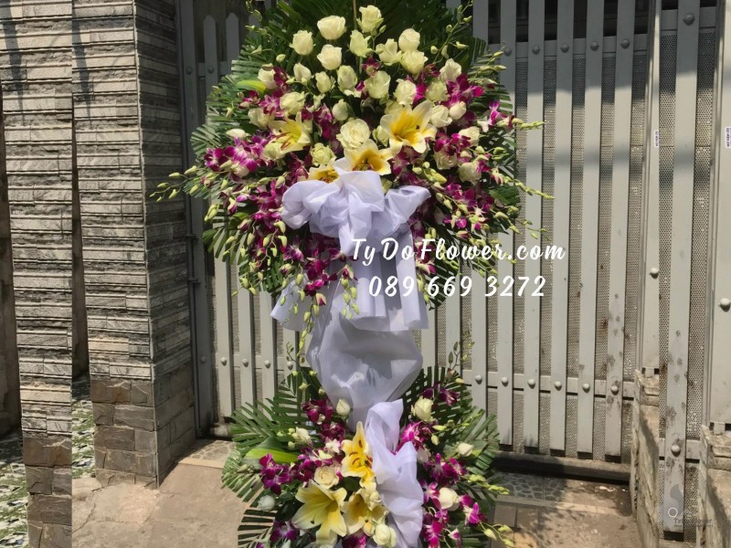 KCB02241333 KỆ HOA TANG LỄ VÒNG HOA CHIA BUỒN Hoa Kính Viếng thiết kế Hoa Hồng Trắng, Lan Tím, Ly Vàng