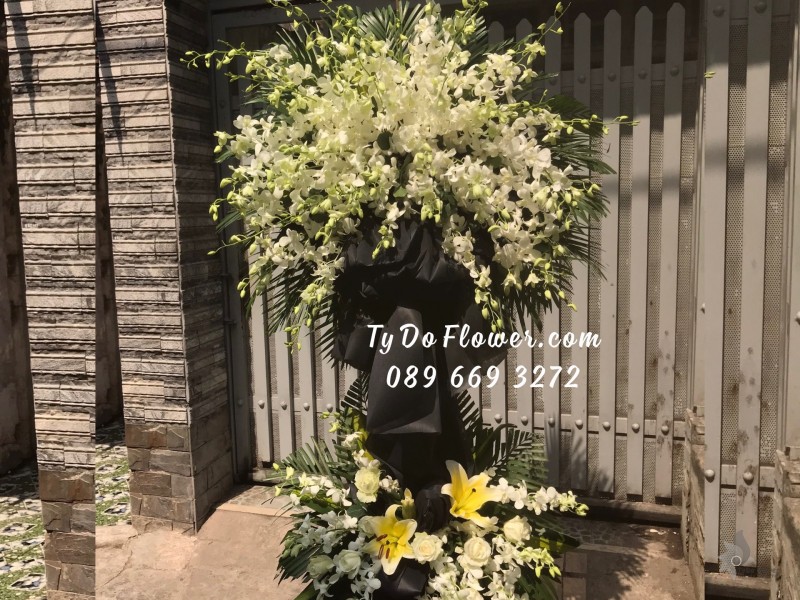 KCB02241334 KỆ HOA TANG LỄ VÒNG HOA CHIA BUỒN Hoa Kính Viếng thiết kế Hoa Lan Trắng, Ly Vàng