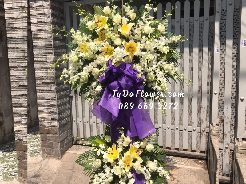 KCB02241335 KỆ HOA TANG LỄ VÒNG HOA CHIA BUỒN Hoa Kính Viếng thiết kế Hoa Hồng Trắng, Lan Trắng, Ly Vàng