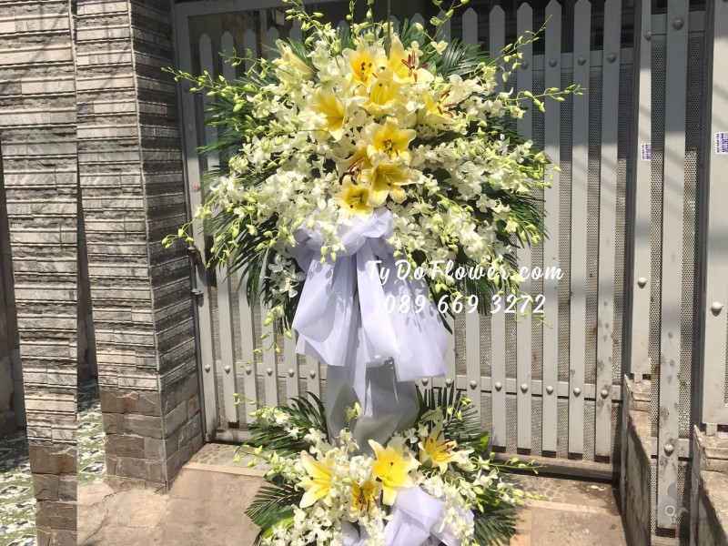 KCB02241336 KỆ HOA TANG LỄ VÒNG HOA CHIA BUỒN Hoa Kính Viếng thiết kế Hoa Lan Trắng, Ly Vàng