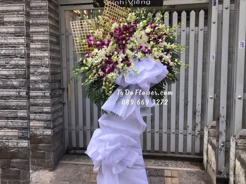 KCB02241337 KỆ HOA TANG LỄ VÒNG HOA CHIA BUỒN Hoa Kính Viếng thiết kế Hoa Lan Trắng - Tím, Phi Yến Trắng