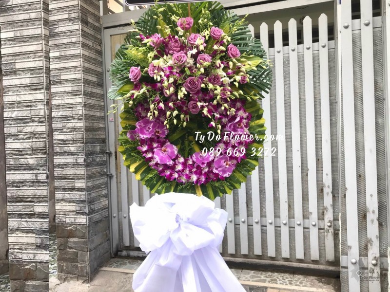 KCB02241338 KỆ HOA TANG LỄ VÒNG HOA CHIA BUỒN Hoa Kính Viếng thiết kế tone màu tím