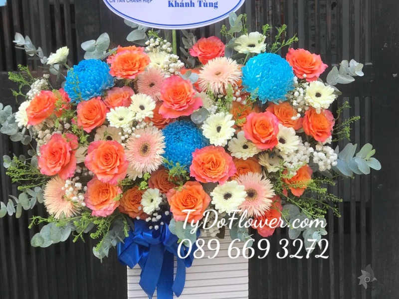 G02241342 GIỎ HOA CHÚC MỪNG thiết kế tone màu xanh cam, điểm nhấn Hoa Cúc Mẫu Đơn Xanh