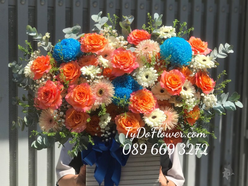 G02241343 GIỎ HOA CHÚC MỪNG thiết kế tone màu xanh cam, điểm nhấn Hoa Cúc Mẫu Đơn Xanh