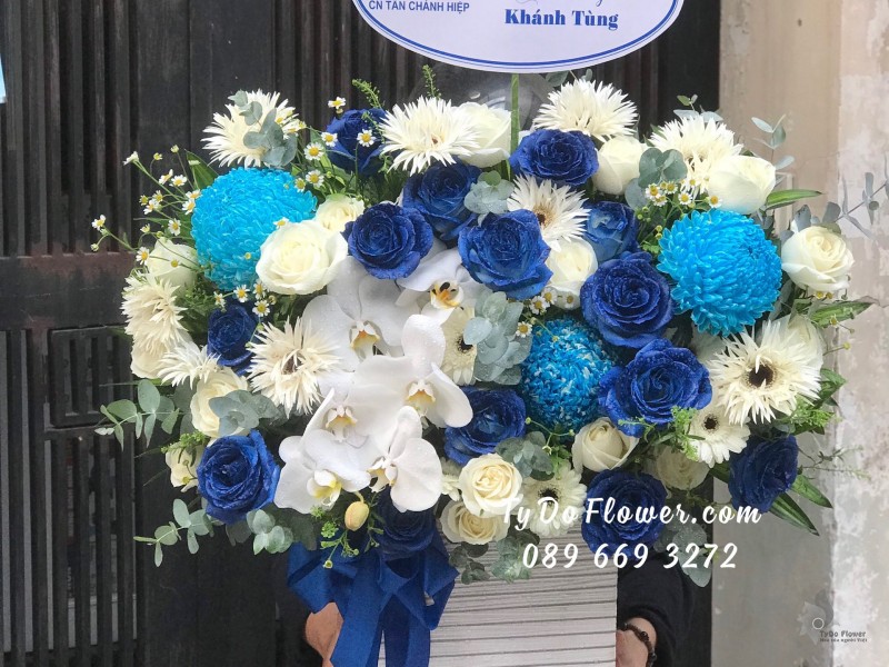 G02241349 GIỎ HOA CHÚC MỪNG thiết kế tone màu trắng xanh, điểm nhấn Hoa Cúc Mẫu Đơn Xanh