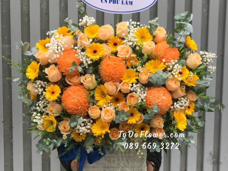 G02241352 GIỎ HOA CHÚC MỪNG TÂN PHÓ GIÁM ĐỐC thiết kế tone màu cam, điểm nhấn Hoa Cúc Mẫu Đơn Cam