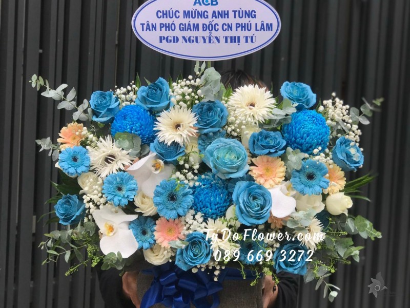 G02241353 GIỎ HOA CHÚC MỪNG TÂN PHÓ GIÁM ĐỐC thiết kế tone màu xanh, điểm nhấn Hoa Cúc Mẫu Đơn Xanh