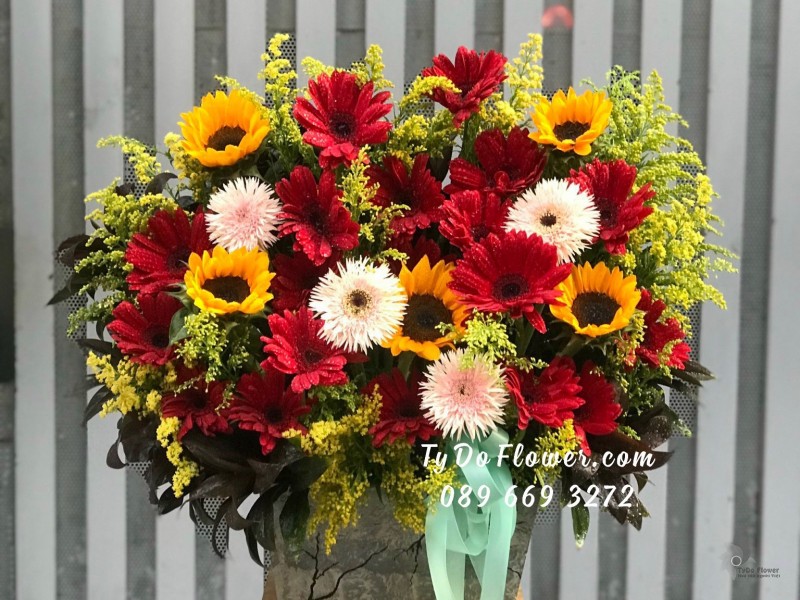 G02241356 GIỎ HOA CHÚC MỪNG thiết kế tone màu đỏ vàng, chủ đạo Hoa Đồng Tiền Đỏ, Hướng Dương