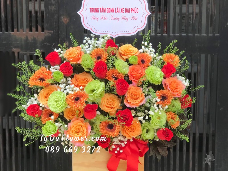 G02241357 GIỎ HOA CHÚC MỪNG KHAI TRƯƠNG HỒNG PHÁT thiết kế tone màu cam xanh, chủ đạo Hoa Hồng Cam Spirit Roses, Cát Tường Xanh Bơ