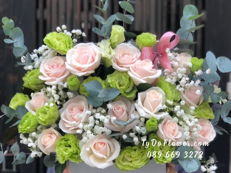 G02241358 GIỎ HOA CHÚC MỪNG thiết kế tone màu hồng xanh, chủ đạo Hoa Hồng Kem, Cát Tường Xanh Bơ