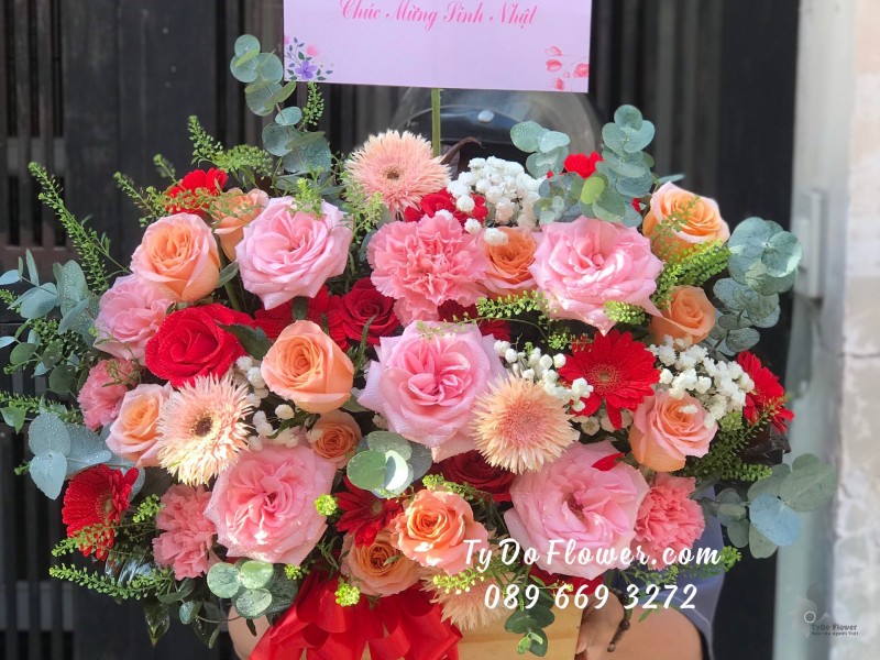 G02241361 GIỎ HOA CHÚC MỪNG SINH NHẬT thiết kế tone màu đỏ hồng, chủ đạo Hoa Hồng Ohara Pink Roses