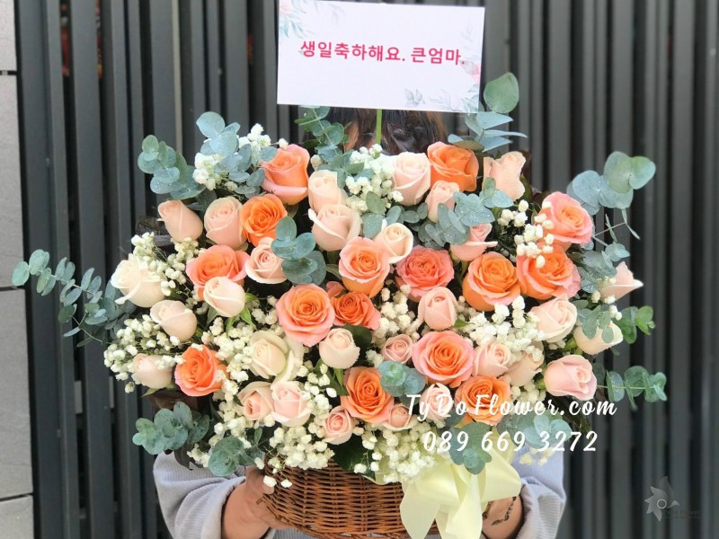 G02241362 GIỎ HOA CHÚC MỪNG thiết kế tone màu cam, chủ đạo Hoa Hồng Cam Carrot