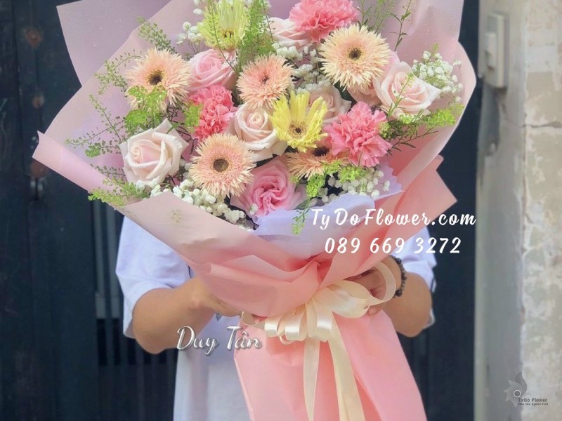 B02241363 BÓ HOA CHÚC MỪNG thiết kế tone màu hồng Pastel, chủ đạo Hoa Hồng Kem, Cẩm Chướng Hồng