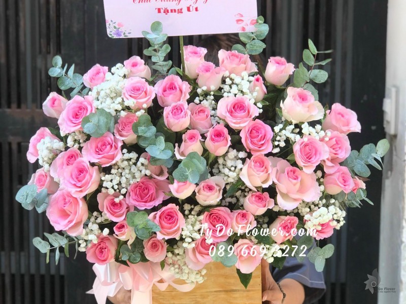 G02241372 GIỎ HOA CHÚC MỪNG NGÀY 14-2 thiết kế Hoa Hồng Lạc Thần