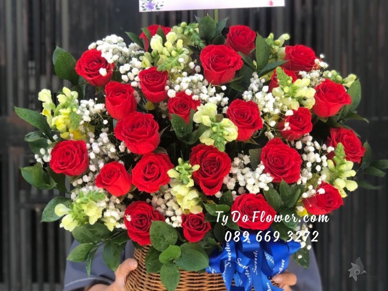 G02241374 GIỎ HOA Happy ValentineS Day thiết kế chủ đạo Hoa Hồng Đỏ Pháp