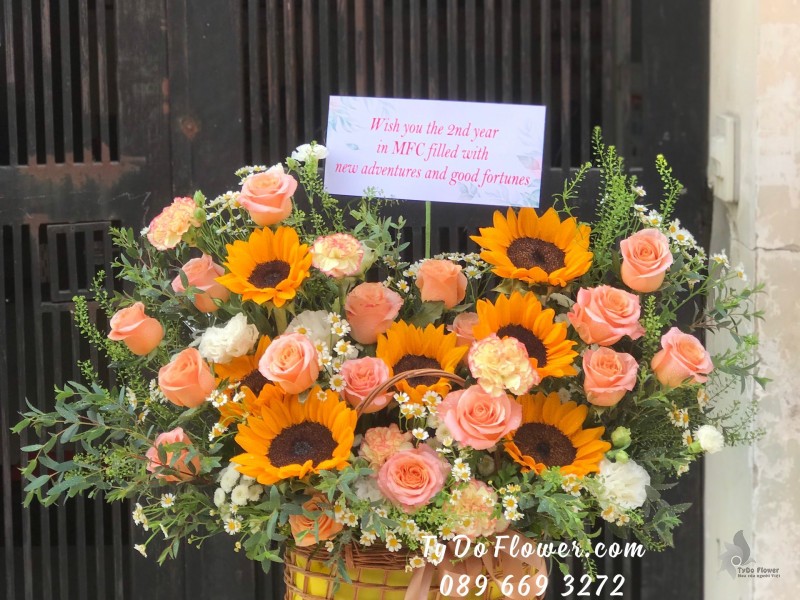 G02241376 GIỎ HOA CHÚC MỪNG NHẬN CHỨC thiết kế chủ đạo Hoa Hồng Cam Shimmer Roses, Hướng Dương